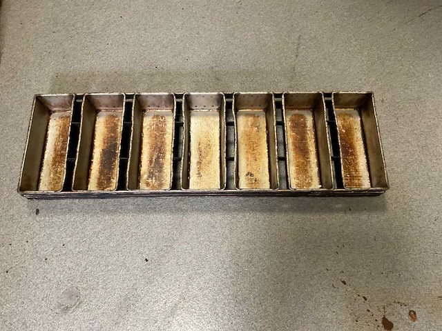 Partij broodkoppels / stokbrood ovenplaten in 4 ovenwagens - afbeelding 2 van  9