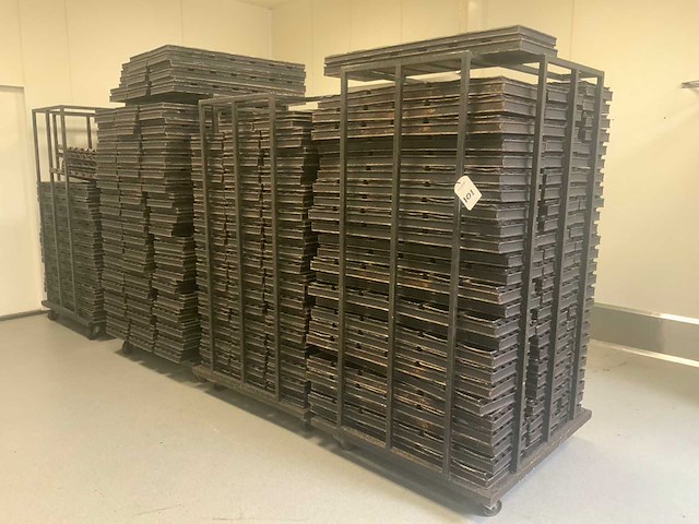 Partij broodkoppels / stokbrood ovenplaten in 4 ovenwagens - afbeelding 3 van  9