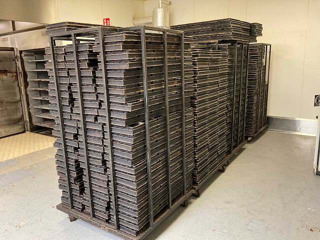 Partij broodkoppels / stokbrood ovenplaten in 4 ovenwagens - afbeelding 4 van  9
