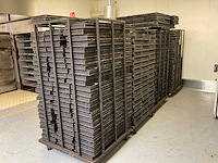 Partij broodkoppels / stokbrood ovenplaten in 4 ovenwagens - afbeelding 4 van  9