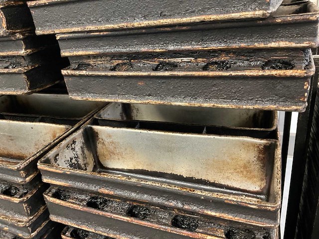 Partij broodkoppels / stokbrood ovenplaten in 4 ovenwagens - afbeelding 7 van  9