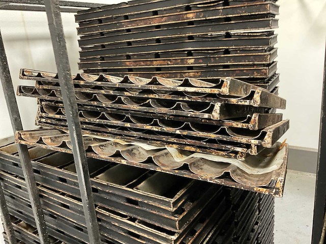 Partij broodkoppels / stokbrood ovenplaten in 4 ovenwagens - afbeelding 8 van  9