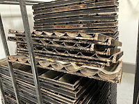 Partij broodkoppels / stokbrood ovenplaten in 4 ovenwagens - afbeelding 8 van  9