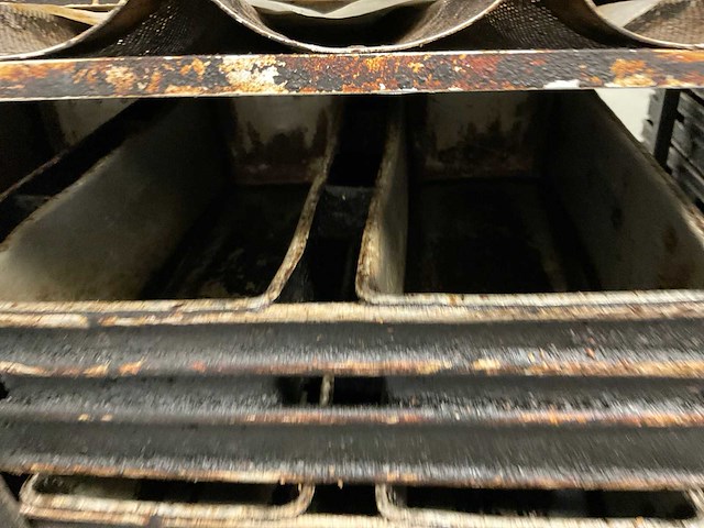 Partij broodkoppels / stokbrood ovenplaten in 4 ovenwagens - afbeelding 9 van  9
