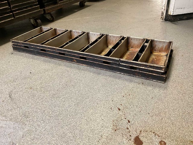 Partij broodkoppels / stokbrood ovenplaten in 4 ovenwagens - afbeelding 1 van  9