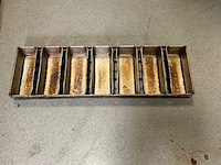 Partij broodkoppels / stokbrood ovenplaten in 4 ovenwagens - afbeelding 2 van  9