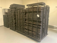 Partij broodkoppels / stokbrood ovenplaten in 4 ovenwagens - afbeelding 3 van  9