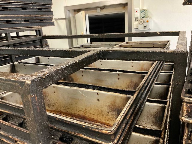 Partij broodkoppels / stokbrood ovenplaten in 4 ovenwagens - afbeelding 6 van  9