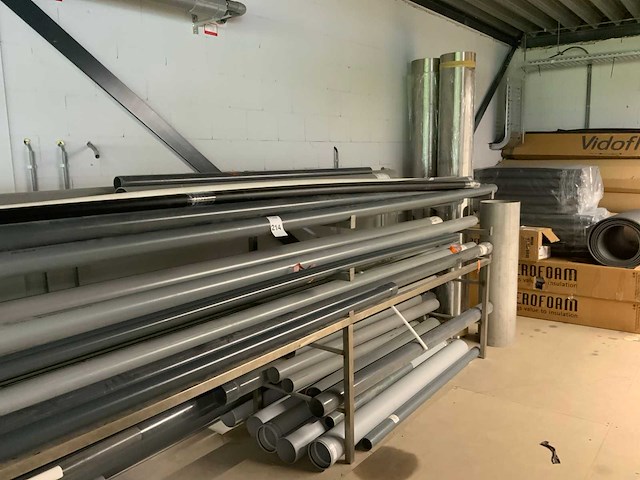 Partij buizen op rvs rek - afbeelding 6 van  14
