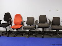 Partij bureaustoelen met armleuningen