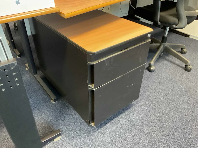 Partij bureautafels en ladeblokken - afbeelding 8 van  9