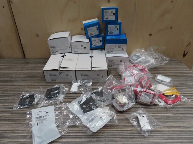 Partij busch-jaeger installatiemateriaal - afbeelding 1 van  6