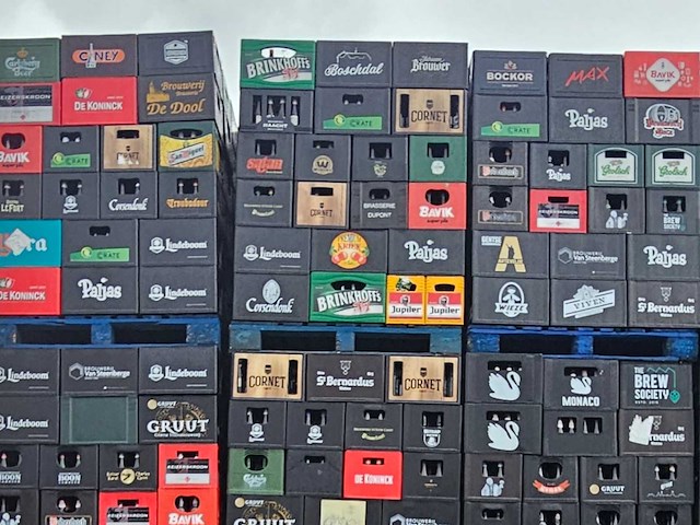 Partij ca. 1.080 kratten met flessen – 18 pallets - afbeelding 1 van  2