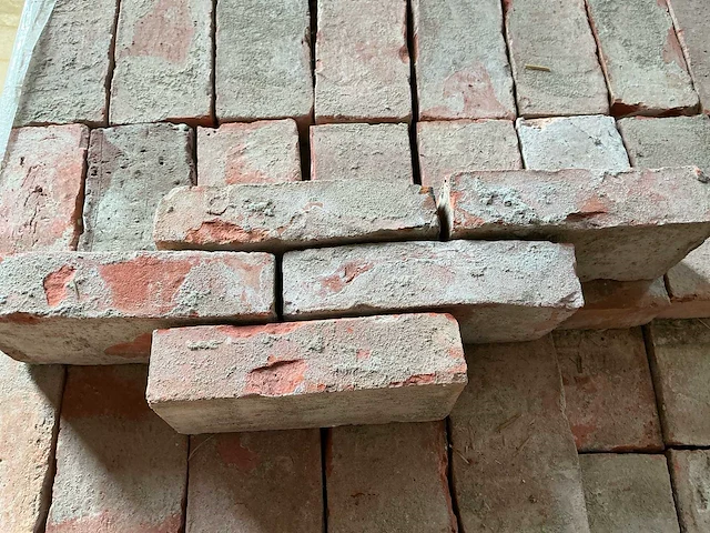 Partij ca. 4.500 gebruikte rode metselstenen – 210 × 105 × 50 mm – gepalletiseerd - afbeelding 1 van  12