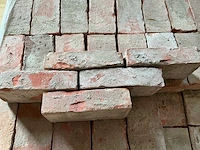 Partij ca. 4.500 gebruikte rode metselstenen – 210 × 105 × 50 mm – gepalletiseerd