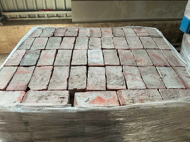 Partij ca. 4.500 gebruikte rode metselstenen – 210 × 105 × 50 mm – gepalletiseerd - afbeelding 7 van  12