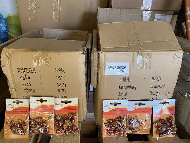 Partij ca. 500 zakjes diverse setjes houten kralen - afbeelding 1 van  4