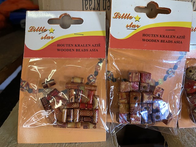 Partij ca. 500 zakjes diverse setjes houten kralen - afbeelding 4 van  4