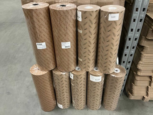 Partij cadeaupapier dennentakjes bruin/groen & sint/piet kraft ca. 200m lang (9x) - afbeelding 1 van  4