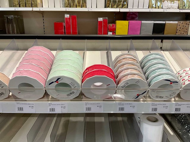 Partij cadeauverpakking materialen - afbeelding 3 van  54