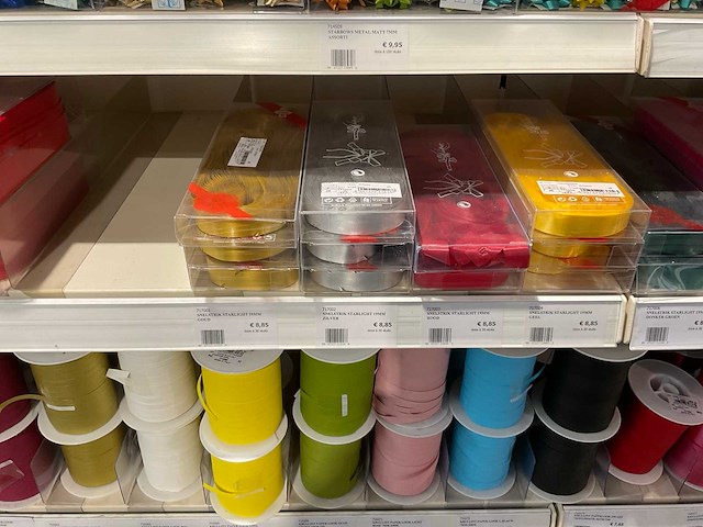 Partij cadeauverpakking materialen - afbeelding 9 van  54