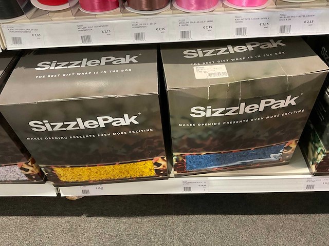 Partij cadeauverpakking materialen - afbeelding 13 van  54