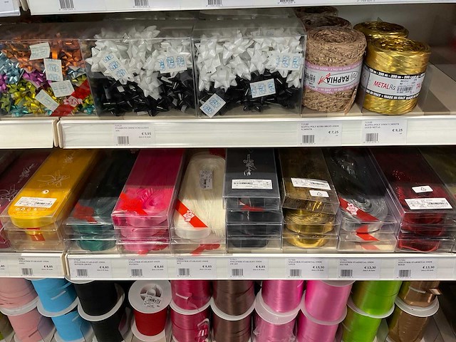 Partij cadeauverpakking materialen - afbeelding 15 van  54