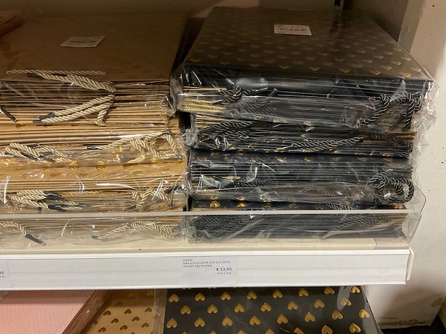 Partij cadeauverpakkingen - afbeelding 32 van  48