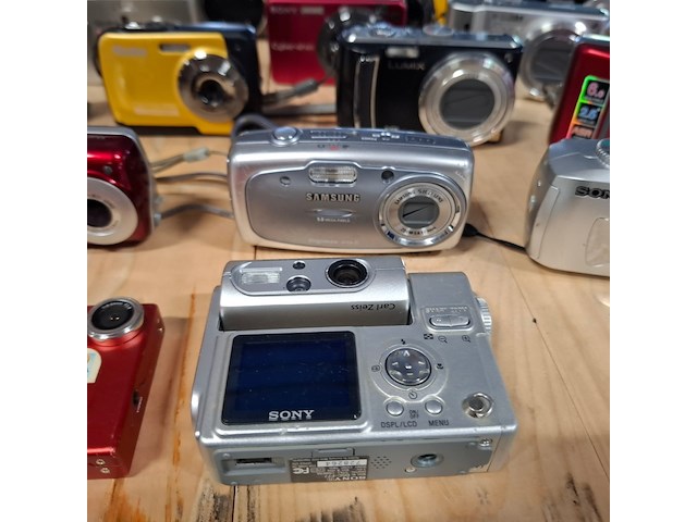 Partij camera's en video camera's, o.a. sony, samsung, canon, pentax, lumix, meerdere - afbeelding 23 van  26