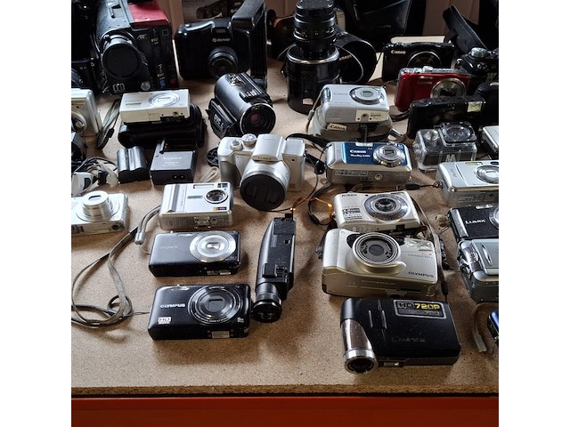 Partij camera's, lumix, olympus, minolata, canon, nikon, instax, jvc - afbeelding 8 van  17