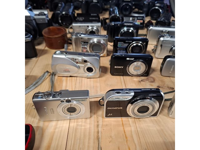 Partij cameras, o.a. samsung, olympus, canon, sony, nikon - afbeelding 2 van  46