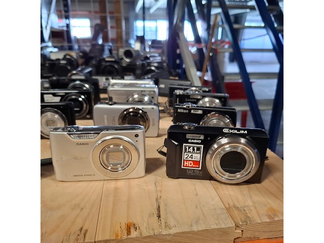 Partij cameras, o.a. samsung, olympus, canon, sony, nikon - afbeelding 3 van  46