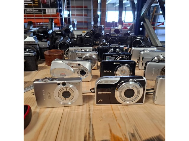 Partij cameras, o.a. samsung, olympus, canon, sony, nikon - afbeelding 46 van  46