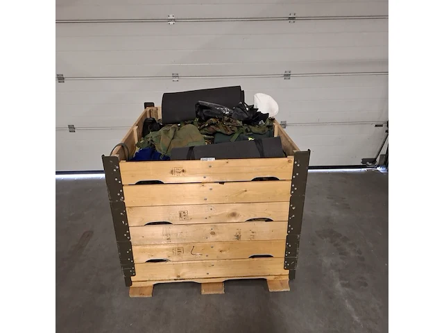 Partij camouflage kleding en uitrusting, woodland / kpu / kl / falke / profile - afbeelding 1 van  4