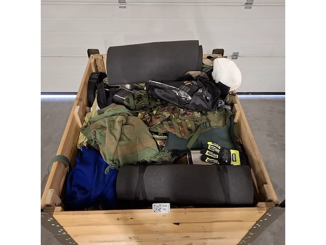 Partij camouflage kleding en uitrusting, woodland / kpu / kl / falke / profile - afbeelding 2 van  4