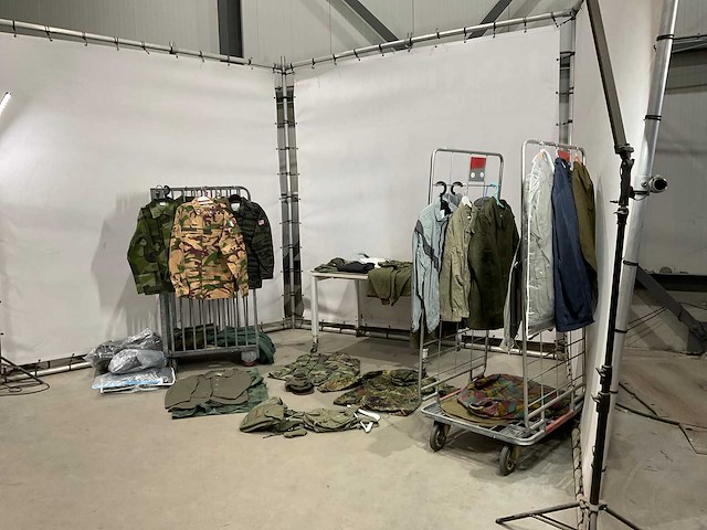 Partij camouflage kleding - afbeelding 1 van  12