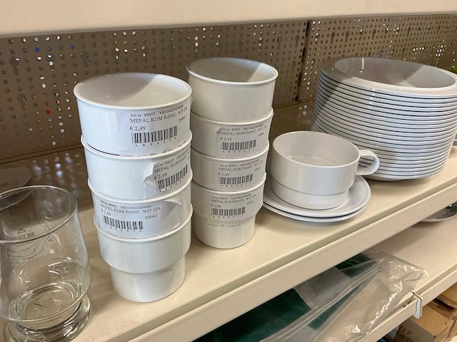 Partij campingservies, pannen en potten - afbeelding 14 van  29