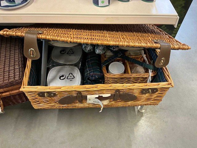 Partij campingservies, pannen en potten - afbeelding 21 van  29