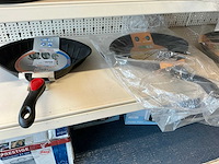 Partij campingservies, pannen en potten - afbeelding 27 van  29