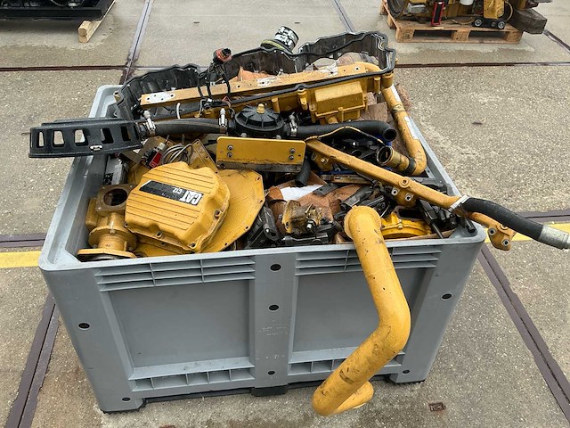 Partij caterpillar c12 motoronderdelen, inclusief kuubskist - afbeelding 14 van  16