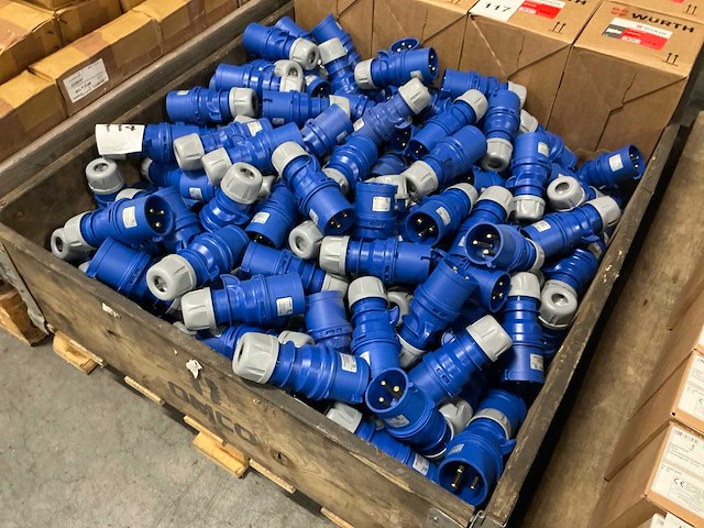 Partij cee stekkers 250v 32a 3-polig (150 stuks) - afbeelding 1 van  3