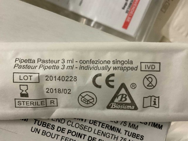 Partij centrifuge buisjes en schaaltjes - afbeelding 2 van  18