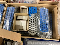 Partij centrifuge buisjes en schaaltjes - afbeelding 3 van  18