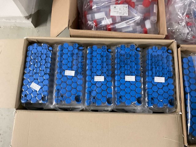 Partij centrifuge buisjes en schaaltjes - afbeelding 5 van  18