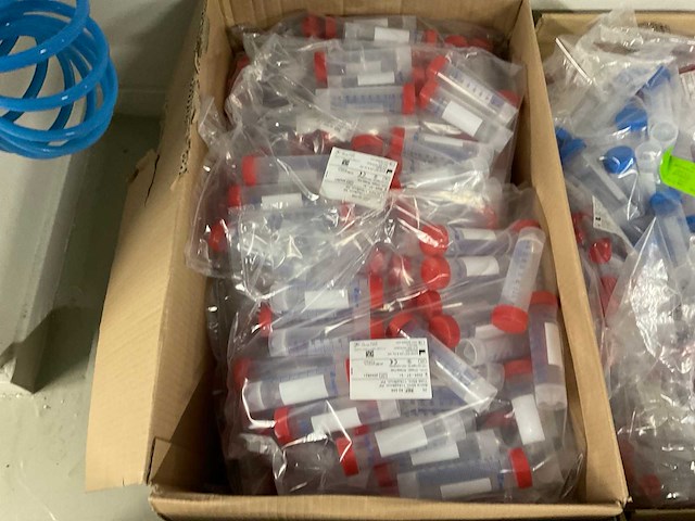 Partij centrifuge buisjes en schaaltjes - afbeelding 15 van  18