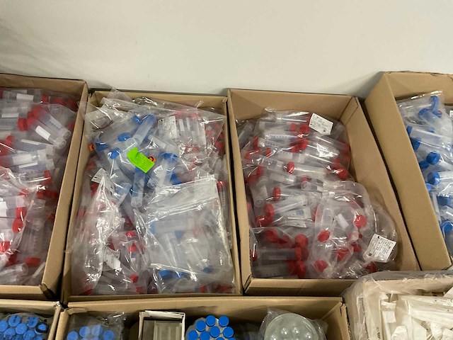 Partij centrifuge buisjes en schaaltjes - afbeelding 18 van  18