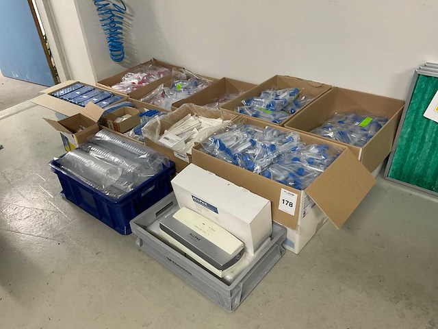 Partij centrifuge buisjes en schaaltjes - afbeelding 1 van  18