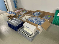 Partij centrifuge buisjes en schaaltjes - afbeelding 1 van  18