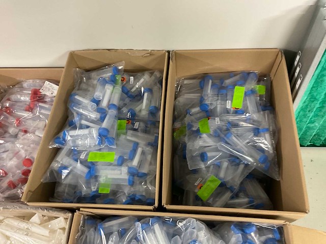 Partij centrifuge buisjes en schaaltjes - afbeelding 16 van  18