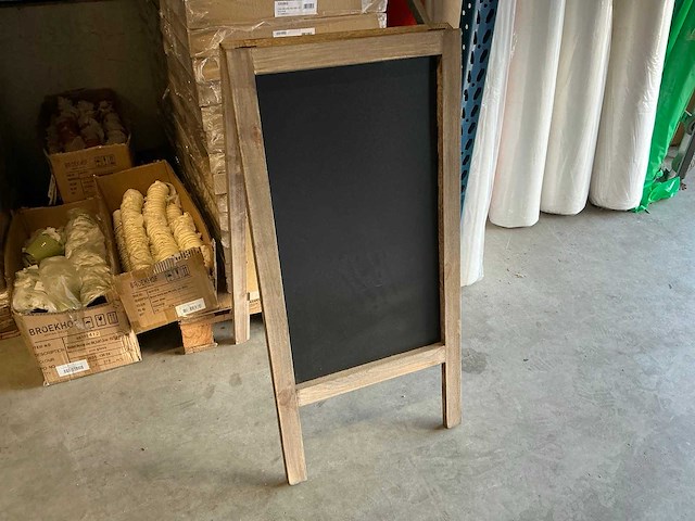 Partij chalkboards 50x100h op old pine (20x) - afbeelding 1 van  4